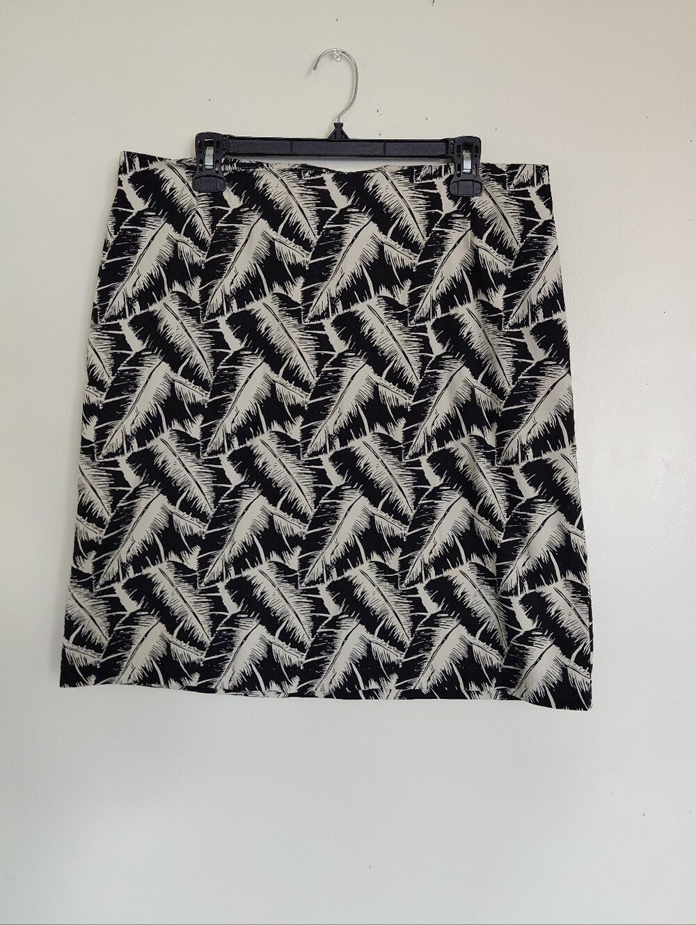 White Stag Black/Cream Leaf Printed Pencil Skirt Size 16